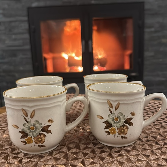 Set of Four Vintage Mugs - Picture 12 of 13